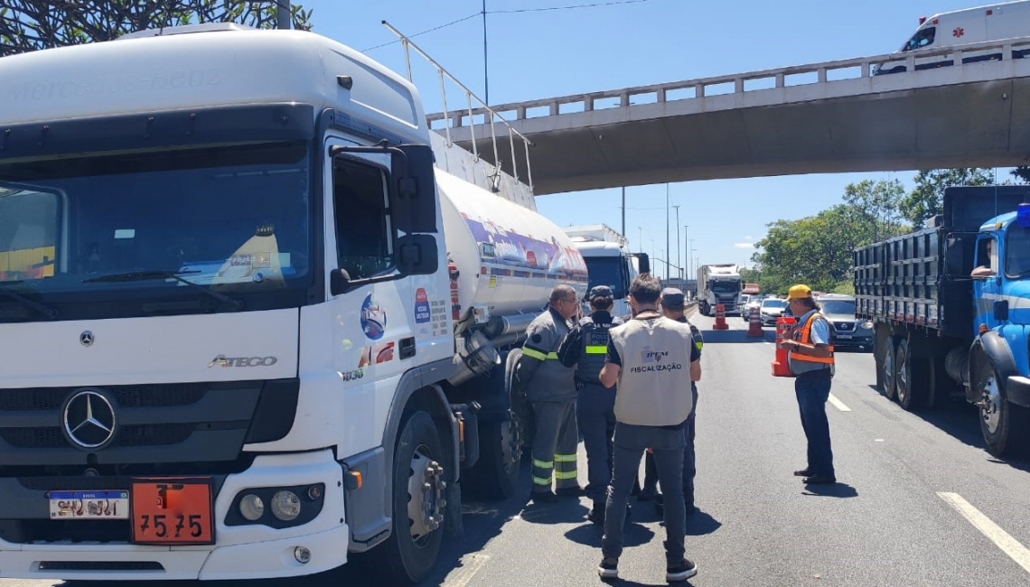 Na capital, Ipem-SP fiscaliza veículos que transportam produtos perigosos e cronotacógrafos na Marginal Tietê durante operação “Cavalo de Aço”